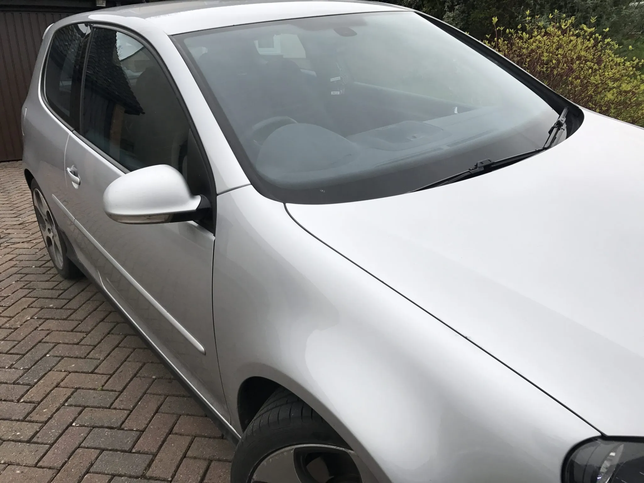 VW-VOLKS WAGON GOLF MARK 5 FRON WINDSCREEN